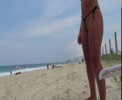 Женщина на пляже в мини бикини